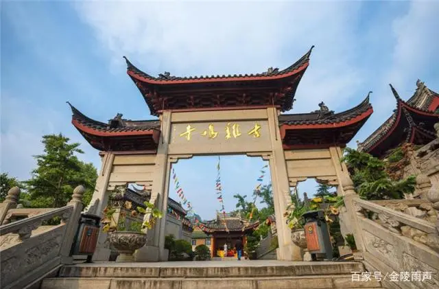 南京鸡鸣寺，古色古香的旅游胜地，游人如织